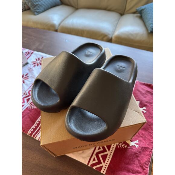Yeezy Slide “Onyx” – Brand New in Box – Cozy Season Essential (M5 / W6.5) - Picture 1 of 6